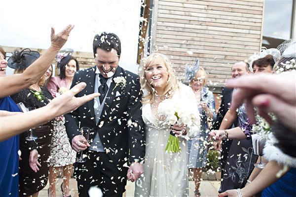 winter christmas wedding-flowers-confetti-throwing