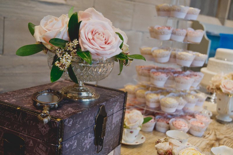 flowers-in-crystal-vases-wedding-cake-table-hampton-manor