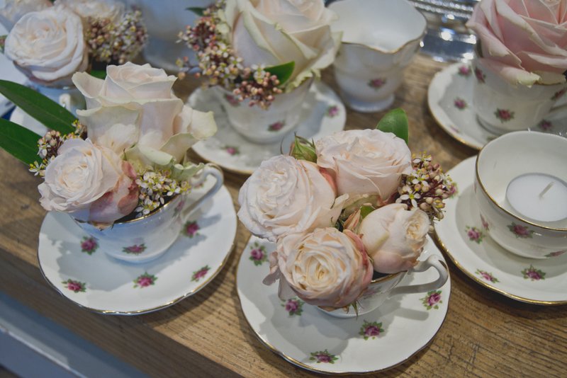 flowers-rose-in-tea-cups.