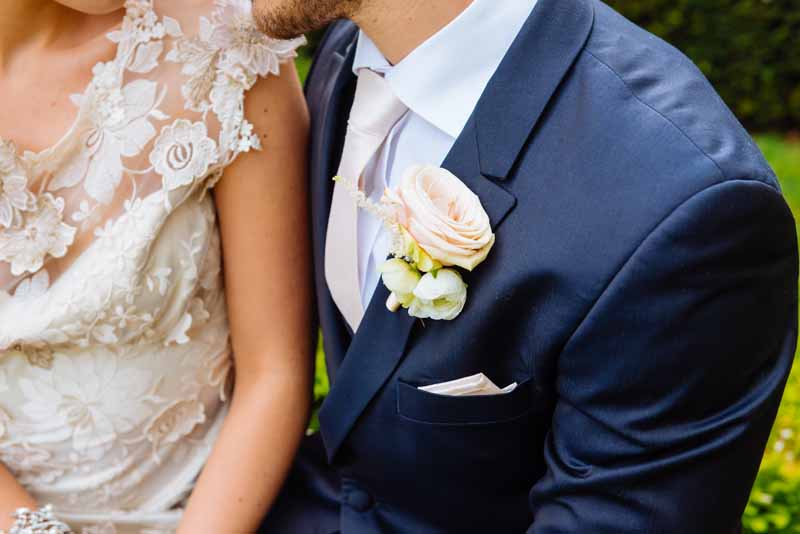 Cream-rose-button-hole-for-grooms-navy-jacket