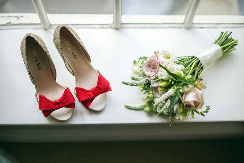 bridesmaids-posy-with-red-shoes