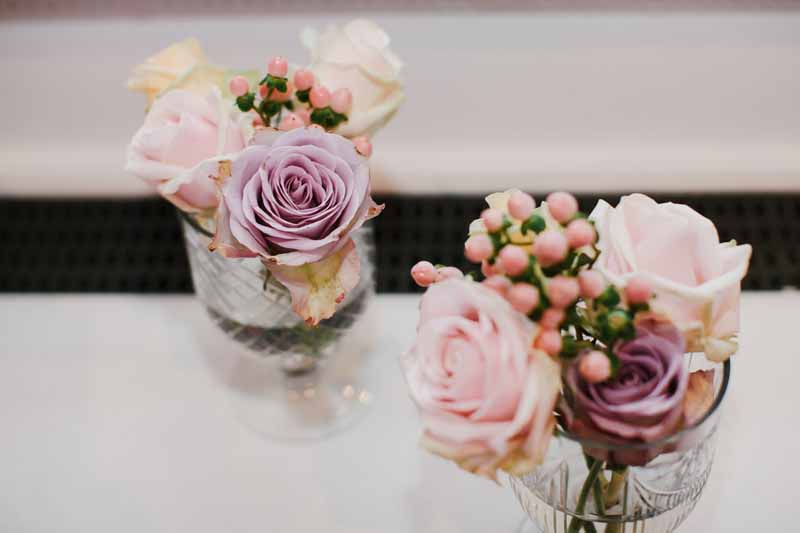 dusky-pink-roses-in-glass-footed-vases