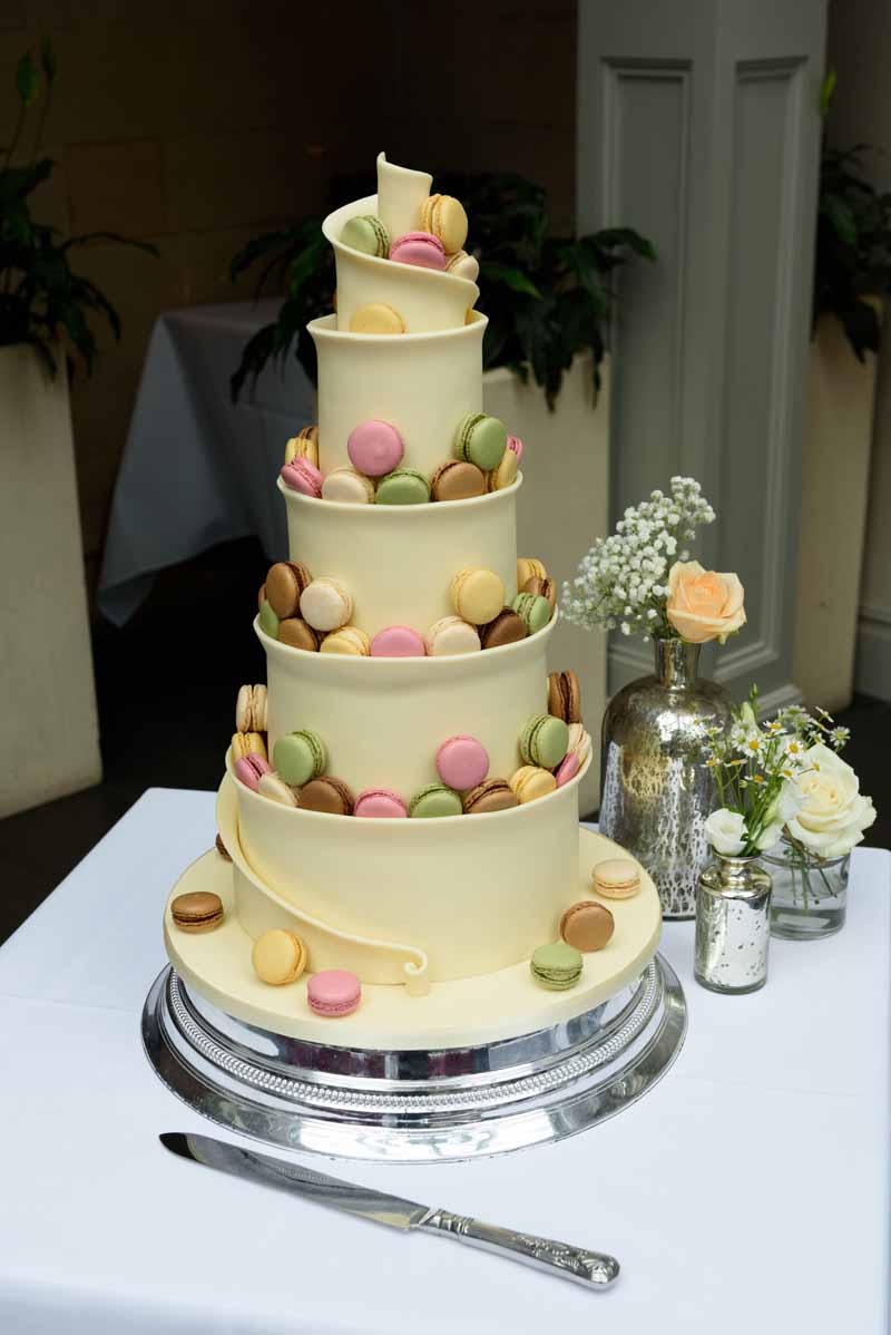 macron-wedding-cake-with-flowers-in-mercury-silver-vases