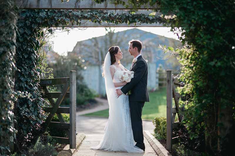 mythe-barn-bride-and-groom-flowers-by-passion-for-flowers-1