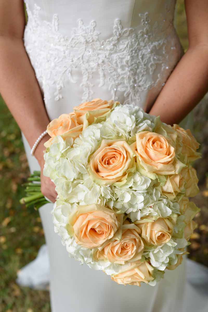 peach-avalanche-roses-and-hydrangea-bouquets-for-bride