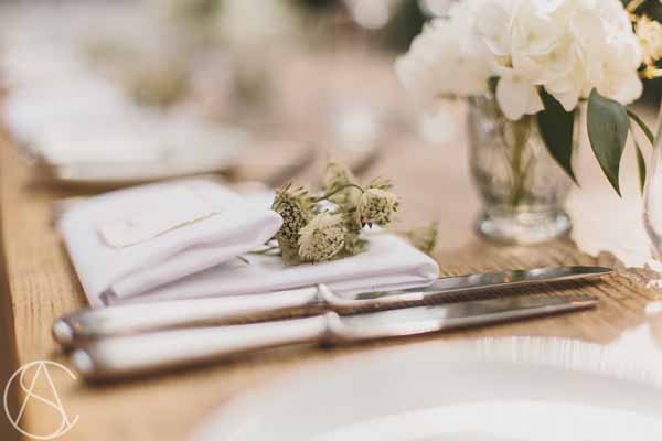 place-settings-natural-astrantia-hydrangeas-calligraphy-hampton-manor-wedding-florist-passion-for-flowers-30