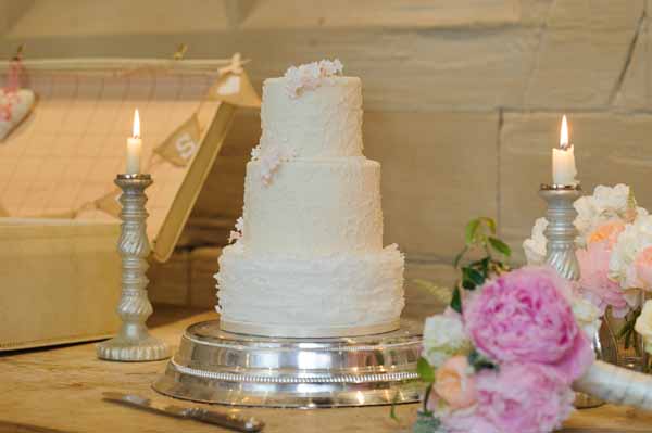 wedding-cake-table-ideas-for-flowers-display-bouquets-and-vases-1