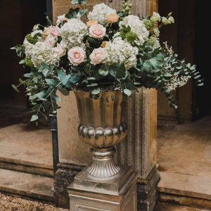 wedding-urns-ceremony-flowers-hydrangeas-roses-in-gold-urns