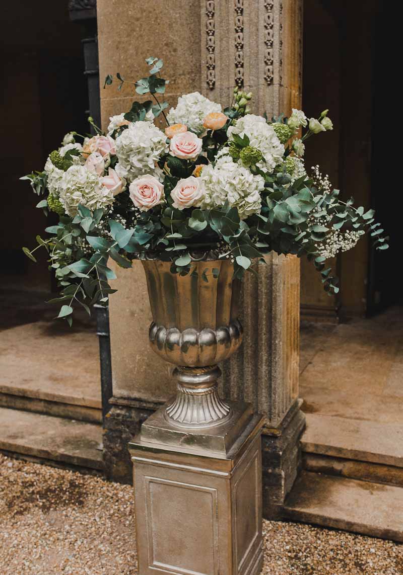 wedding-urns-ceremony-flowers-hydrangeas-roses-in-gold-urns