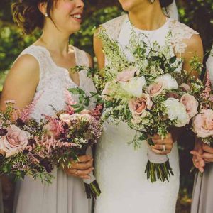 relaxed-style-bouquets-dusky-pink-roses-sudeley-castle-wedding-florist-passion-for-flowers-3