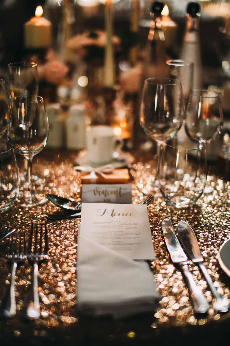 glitter-tablecloths-wedding-place-settings