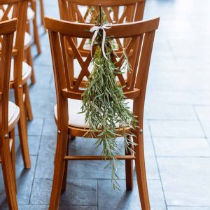 Foliage-chair-decoration-wedding-ceremony-Mythe-Barn