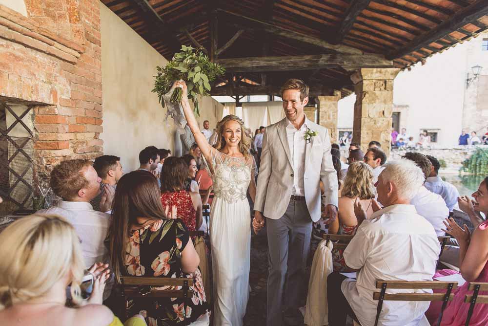 Outdoor wedding ceremony Tuscany, Bagno Vignoni Organic green white bouquet