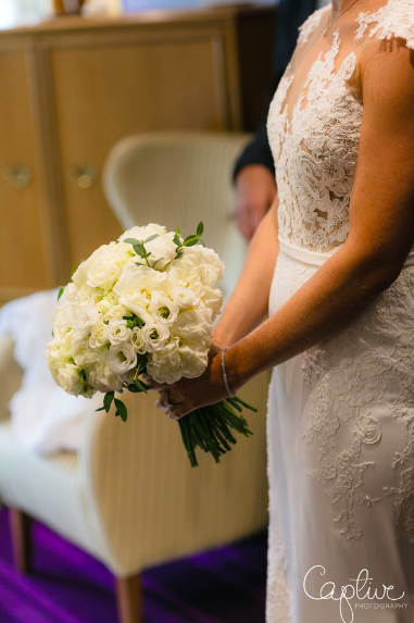 Elegant classic white wedding bouquets bride